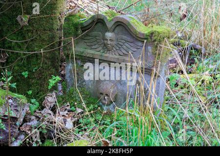 Un graviestone médiéval recouvert de mousse dans un vieux cimetière Banque D'Images