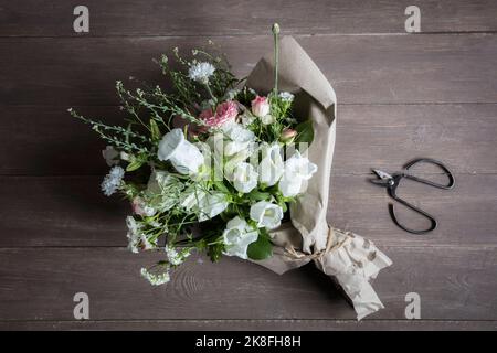 Bouquet de fleurs fraîchement coupées sur une surface en bois Banque D'Images