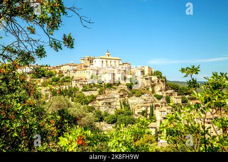 France, Provence-Alpes-Côte d'Azur, Gordes, vue sur la ville au sommet d'une colline en été Banque D'Images