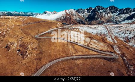 Andorre, vue aérienne du col El pas de la Casa en automne Banque D'Images