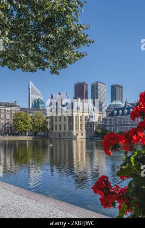 Pays-Bas, pays-Bas du Sud, la Haye, canal du lac Hofvijver avec musée Mauritshuis en arrière-plan Banque D'Images