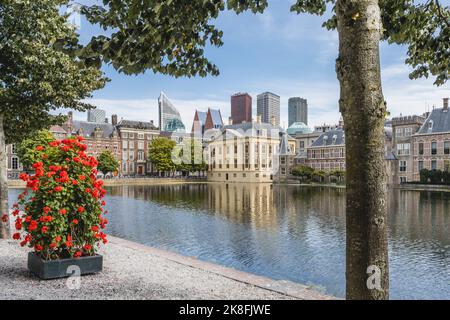 Pays-Bas, pays-Bas du Sud, la Haye, canal du lac Hofvijver avec musée Mauritshuis en arrière-plan Banque D'Images