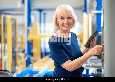 Bonne femme d'affaires senior avec tablette PC Banque D'Images