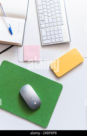 Technologies sans fil avec agenda sur le bureau Banque D'Images