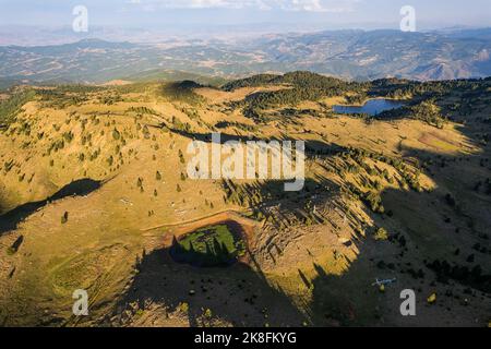 Valamara (Mali i Valamares; Valea mari) est une montagne de la chaîne de montagnes centrale dans le sud-est de l'Albanie. Banque D'Images