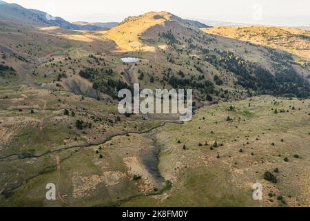 Valamara (Mali i Valamares; Valea mari) est une montagne de la chaîne de montagnes centrale dans le sud-est de l'Albanie. Banque D'Images