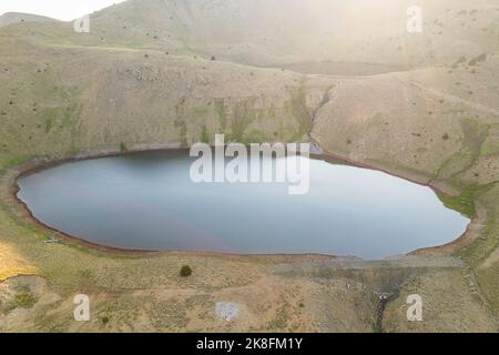 Valamara (Mali i Valamares; Valea mari) est une montagne de la chaîne de montagnes centrale dans le sud-est de l'Albanie. Banque D'Images