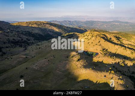 Valamara (Mali i Valamares; Valea mari) est une montagne de la chaîne de montagnes centrale dans le sud-est de l'Albanie. Banque D'Images