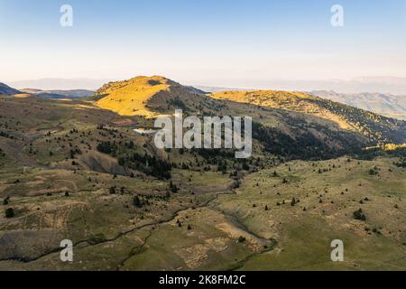 Valamara (Mali i Valamares; Valea mari) est une montagne de la chaîne de montagnes centrale dans le sud-est de l'Albanie. Banque D'Images