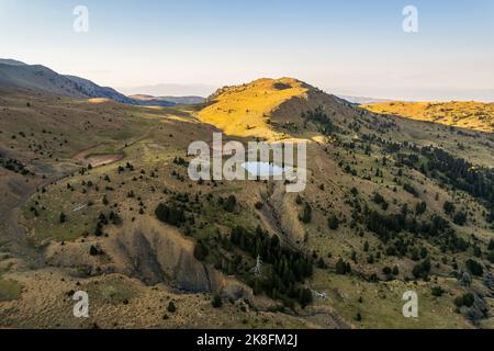 Valamara (Mali i Valamares; Valea mari) est une montagne de la chaîne de montagnes centrale dans le sud-est de l'Albanie. Banque D'Images