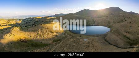 Valamara (Mali i Valamares; Valea mari) est une montagne de la chaîne de montagnes centrale dans le sud-est de l'Albanie. Banque D'Images