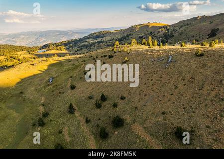 Valamara (Mali i Valamares; Valea mari) est une montagne de la chaîne de montagnes centrale dans le sud-est de l'Albanie. Banque D'Images