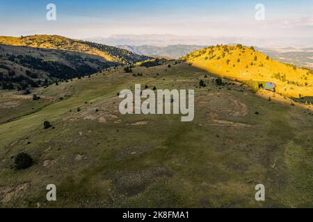 Valamara (Mali i Valamares; Valea mari) est une montagne de la chaîne de montagnes centrale dans le sud-est de l'Albanie. Banque D'Images