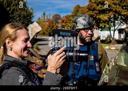 Portrait de Lenka Kliperova, cette journaliste et photographe remarquable couvre la guerre en Ukraine, à Bakhmut elle travaille sur le front sous les Russ Banque D'Images