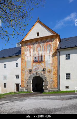 République tchèque, région de Bohème du Sud, Vyssi Brod, fresques décorant l'arche d'entrée de l'abbaye de Hohenfurth Banque D'Images