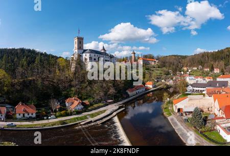 République tchèque, région de Bohême du Sud, Rozmberk nad Vltavou, Drone vue sur le château de Rozmberk et la ville environnante en automne Banque D'Images