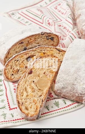 Tranches de gâteau de Noël sur serviette Banque D'Images