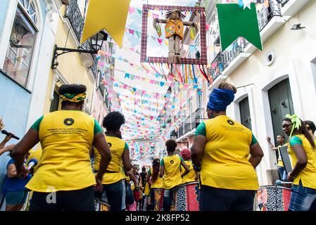 Les membres du groupe de percussions Dida sont vus pendant la représentation à Pelourinho. Journée de match de la coupe du monde de football 2018. Banque D'Images