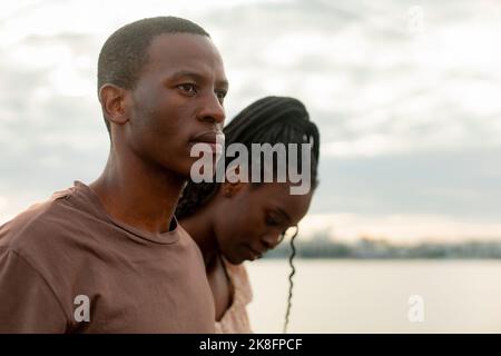 Un jeune homme sérieux marchant avec une petite amie Banque D'Images