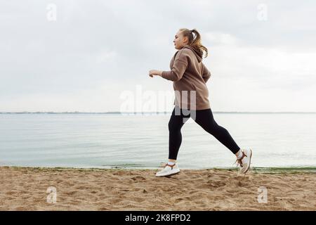 Young woman jogging on beach Banque D'Images