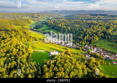 Allemagne, Bade-Wurtemberg, Drone vue sur le village dans la vallée de Nassach Banque D'Images