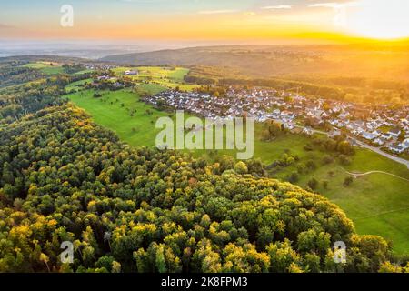 Allemagne, Bade-Wurtemberg, Drone vue sur la ville dans la vallée de Rems au coucher du soleil Banque D'Images