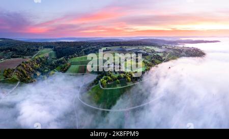 Allemagne, Bade-Wurtemberg, Drone vue de la vallée de Rems enveloppée dans un épais brouillard d'automne Banque D'Images