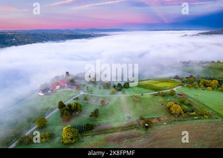 Allemagne, Bade-Wurtemberg, Drone vue de la vallée de Rems enveloppée dans un épais brouillard d'automne Banque D'Images