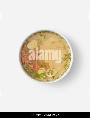 Soupe de poulet avec œuf et légumes dans un bol sur fond blanc Banque D'Images