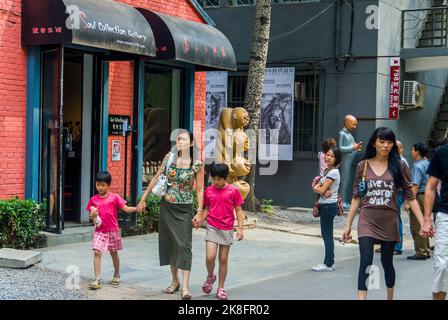 Pékin, CHINE- petits groupes de personnes, familles chinoises visitant l'art contemporain exposé dans le quartier d'art de 798 dans le quartier de Chaoyang, femme élégamment habillée marchant à l'extérieur de la Galerie d'art, rues animées de pékin Banque D'Images