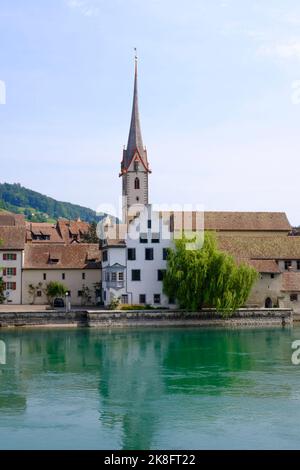 Suisse, canton de Schaffhausen, Stein am Rhein, Rhin et maisons historiques en face de l'abbaye de Saint-Georges Banque D'Images