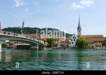 Suisse, canton de Schaffhausen, Stein am Rhein, pont de l'Arche qui s'étend sur le Rhin avec des maisons historiques en arrière-plan Banque D'Images