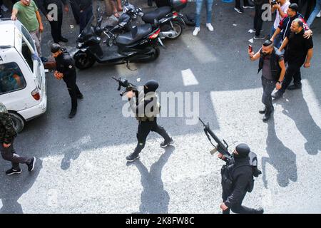 Naplouse, Palestine. 23rd octobre 2022. Des hommes armés assistent aux funérailles d'un activiste palestinien, Tamer al-Kilani, membre fondateur du groupe armé Lions Den dans la vieille ville de Naplouse, en Cisjordanie. Al-Kilani a été tué après l'explosion de sa moto. Les habitants de la région ont déclaré que la moto était piégée par des huées pour assassiner Al-Kilani. Crédit : SOPA Images Limited/Alamy Live News Banque D'Images