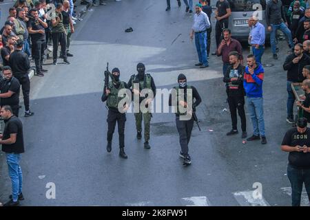 Naplouse, Palestine. 23rd octobre 2022. Des hommes armés assistent aux funérailles d'un activiste palestinien, Tamer al-Kilani, membre fondateur du groupe armé Lions Den dans la vieille ville de Naplouse, en Cisjordanie. Al-Kilani a été tué après l'explosion de sa moto. Les habitants de la région ont déclaré que la moto était piégée par des huées pour assassiner Al-Kilani. Crédit : SOPA Images Limited/Alamy Live News Banque D'Images