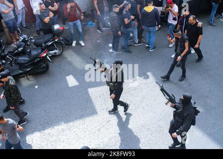 Naplouse, Palestine. 23rd octobre 2022. Des hommes armés assistent aux funérailles d'un activiste palestinien, Tamer al-Kilani, membre fondateur du groupe armé Lions Den dans la vieille ville de Naplouse, en Cisjordanie. Crédit : SOPA Images Limited/Alamy Live News Banque D'Images