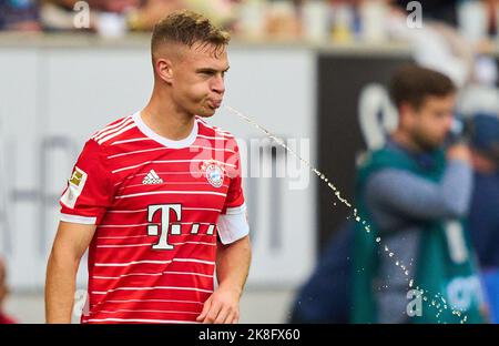 Munich, Allemagne. 22nd octobre 2022. Joshua KIMMICH, FCB 6 lance l'eau dans le match TSG 1899 HOFFENHEIM - BAYERN MÜNCHEN 1.Ligue allemande de football le 22 octobre 2022 à Hoffenheim, Allemagne. Saison 2022/2023, match jour 11, 1.Bundesliga, FCB, München, 11.Spieltag © Peter Schatz / Alamy Live News - LE RÈGLEMENT DFL INTERDIT TOUTE UTILISATION DE PHOTOGRAPHIES comme SÉQUENCES D'IMAGES et/ou QUASI-VIDÉO - Credit: Peter Schatz/Alamy Live News Banque D'Images