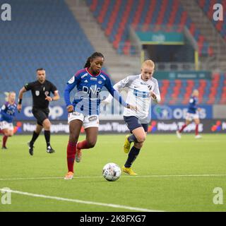 Oslo, Norvège. 23rd octobre 2022. Oslo, Norvège, 23 octobre 2022: Mawa Sesay (14 Valerenga) bataille pour le ballon pendant le jeu de Toppserien entre Valerenga et Stabaek à l'Intility Arena d'Oslo, Norvège (Ane Frosaker/SPP) Credit: SPP Sport Press photo. /Alamy Live News Banque D'Images