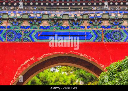 Temple de la porte rouge orné de Sun City Park Beijing Chine arbres verts construits en 1530 dans la dynastie Ming Banque D'Images