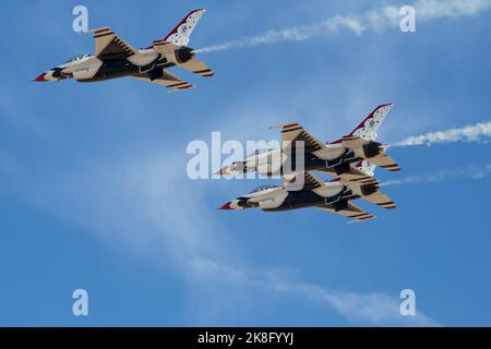 Les Thunderbirds de l'USAF ont montré voler en formation au-dessus d'Edwards AFB en Californie. Banque D'Images