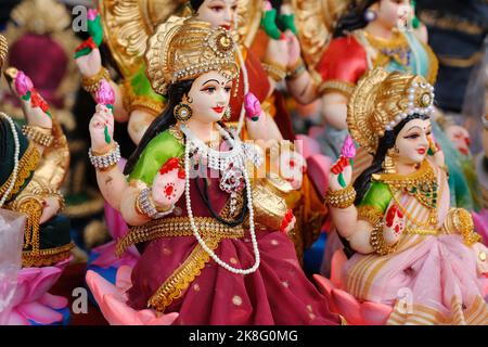 Belles statues de la baronne Lakshmi exposées à la vente pendant le festival de Diwali à Pune, Inde. Idoles Laxmi faites à la main. Banque D'Images