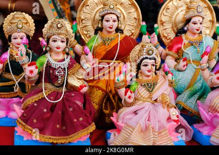 Belles statues de la baronne Lakshmi exposées à la vente pendant le festival de Diwali à Pune, Inde. Idoles Laxmi faites à la main. Banque D'Images