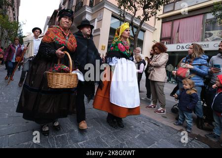 Madrid, Espagne. 23rd octobre 2022. Les personnes vêtues de costumes traditionnels se promeuillent dans les rues de Madrid pendant le festival de transhumance. Le festival de transhumance est un événement traditionnel qui a lieu depuis 1994 et remplit les rues principales de la capitale espagnole de moutons pour justifier année après année le rôle de la transhumance et de l'élevage extensif comme outil pour la conservation de la biodiversité et la lutte contre le climat changer. Crédit : SOPA Images Limited/Alamy Live News Banque D'Images