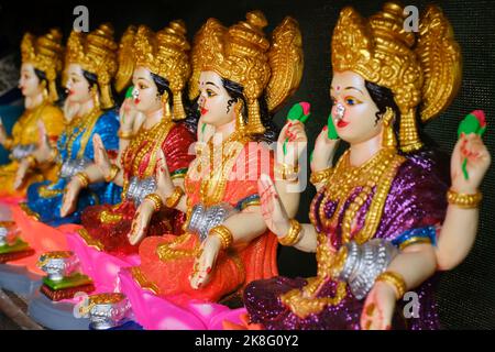 Belles statues de la baronne Lakshmi exposées à la vente pendant le festival de Diwali à Pune, Inde. Idoles Laxmi faites à la main. Banque D'Images