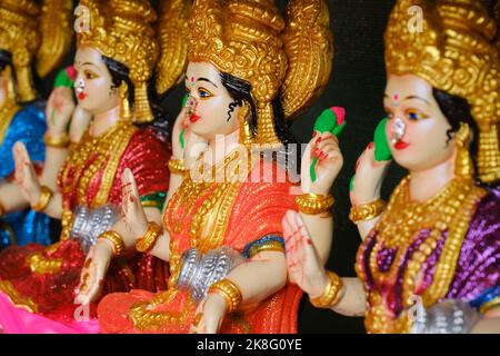 Belles statues de la baronne Lakshmi exposées à la vente pendant le festival de Diwali à Pune, Inde. Idoles Laxmi faites à la main. Banque D'Images