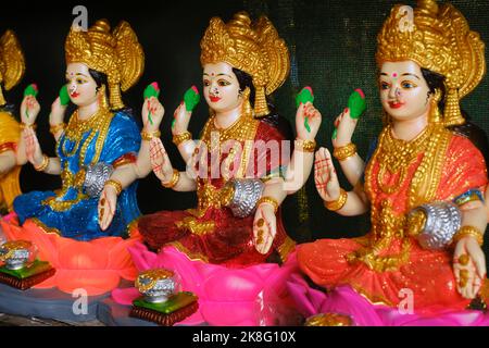 Belles statues de la baronne Lakshmi exposées à la vente pendant le festival de Diwali à Pune, Inde. Idoles Laxmi faites à la main. Banque D'Images