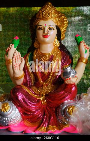 Belles statues de la baronne Lakshmi exposées à la vente pendant le festival de Diwali à Pune, Inde. Idoles Laxmi faites à la main. Banque D'Images