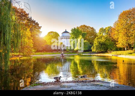 Temple Vesta sur un étang dans le jardin Saxon de Varsovie en automne Banque D'Images