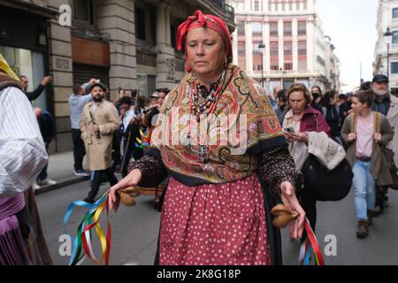 Madrid, Espagne. 23rd octobre 2022. Une femme habillée de vêtements traditionnels marche dans les rues de Madrid pendant le festival de transhumance. Le festival de transhumance est un événement traditionnel qui a lieu depuis 1994 et remplit les rues principales de la capitale espagnole de moutons pour justifier année après année le rôle de la transhumance et de l'élevage extensif comme outil pour la conservation de la biodiversité et la lutte contre le climat changer. (Photo par Atilano Garcia/SOPA Images/Sipa USA) crédit: SIPA USA/Alay Live News Banque D'Images