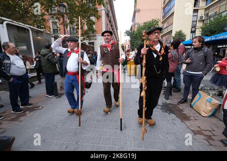 Madrid, Espagne. 23rd octobre 2022. Les personnes vêtues de costumes traditionnels se promeuillent dans les rues de Madrid pendant le festival de transhumance. Le festival de transhumance est un événement traditionnel qui a lieu depuis 1994 et remplit les rues principales de la capitale espagnole de moutons pour justifier année après année le rôle de la transhumance et de l'élevage extensif comme outil pour la conservation de la biodiversité et la lutte contre le climat changer. (Photo par Atilano Garcia/SOPA Images/Sipa USA) crédit: SIPA USA/Alay Live News Banque D'Images