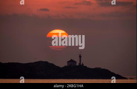 Lever de soleil au-dessus du phare des îles Trial dans le détroit Juan de Fuca près de Victoria, Colombie-Britannique, Canada. Banque D'Images